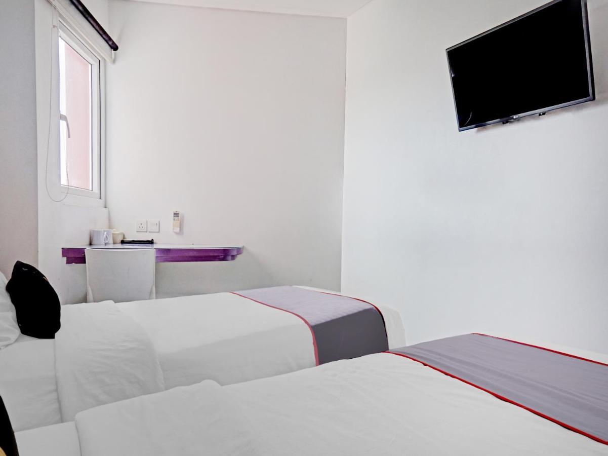 Townhouse Oak Jp Hotel Jakarta Exterior photo