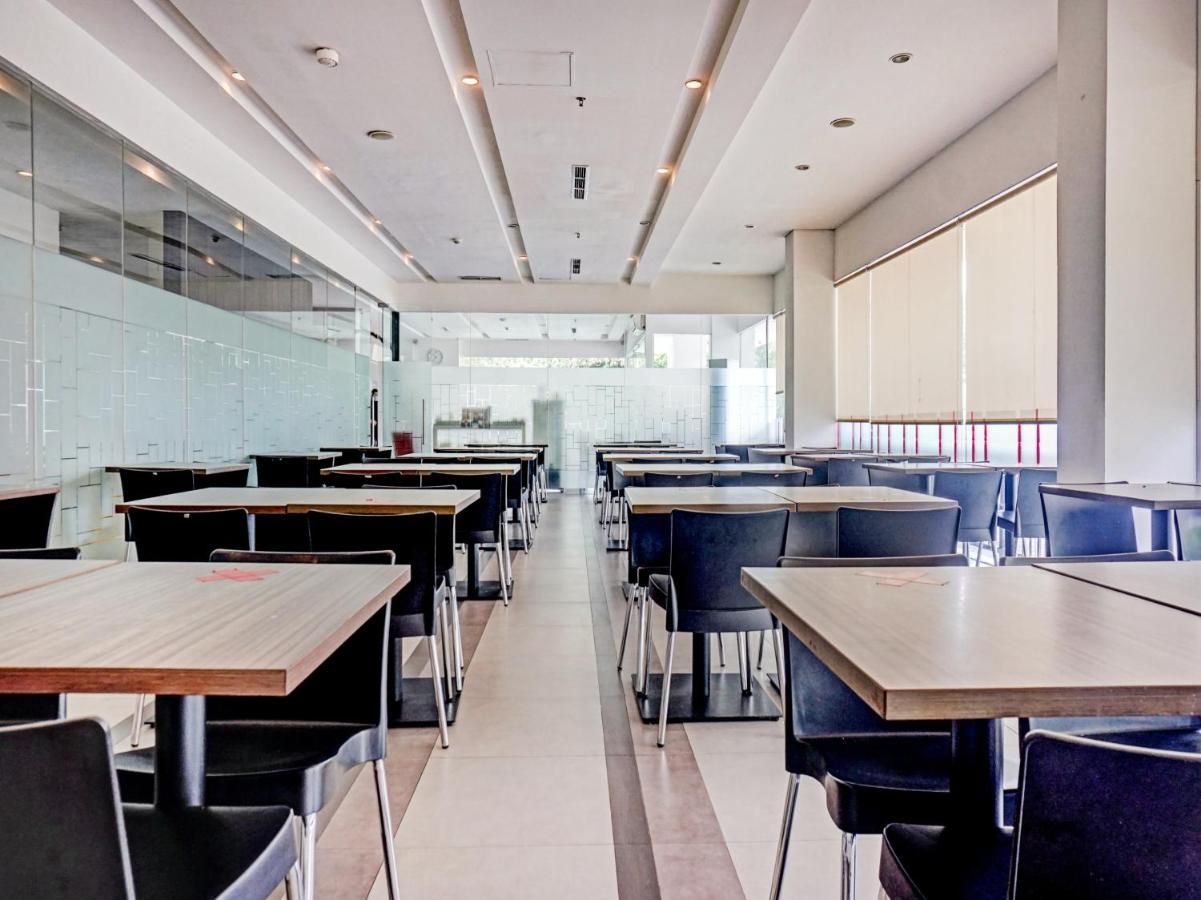 Townhouse Oak Jp Hotel Jakarta Exterior photo