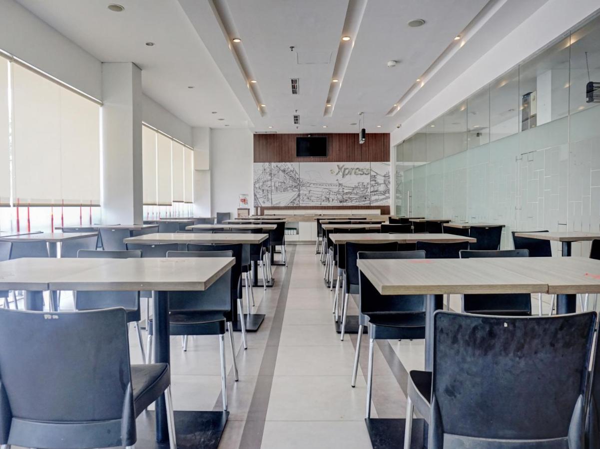 Townhouse Oak Jp Hotel Jakarta Exterior photo